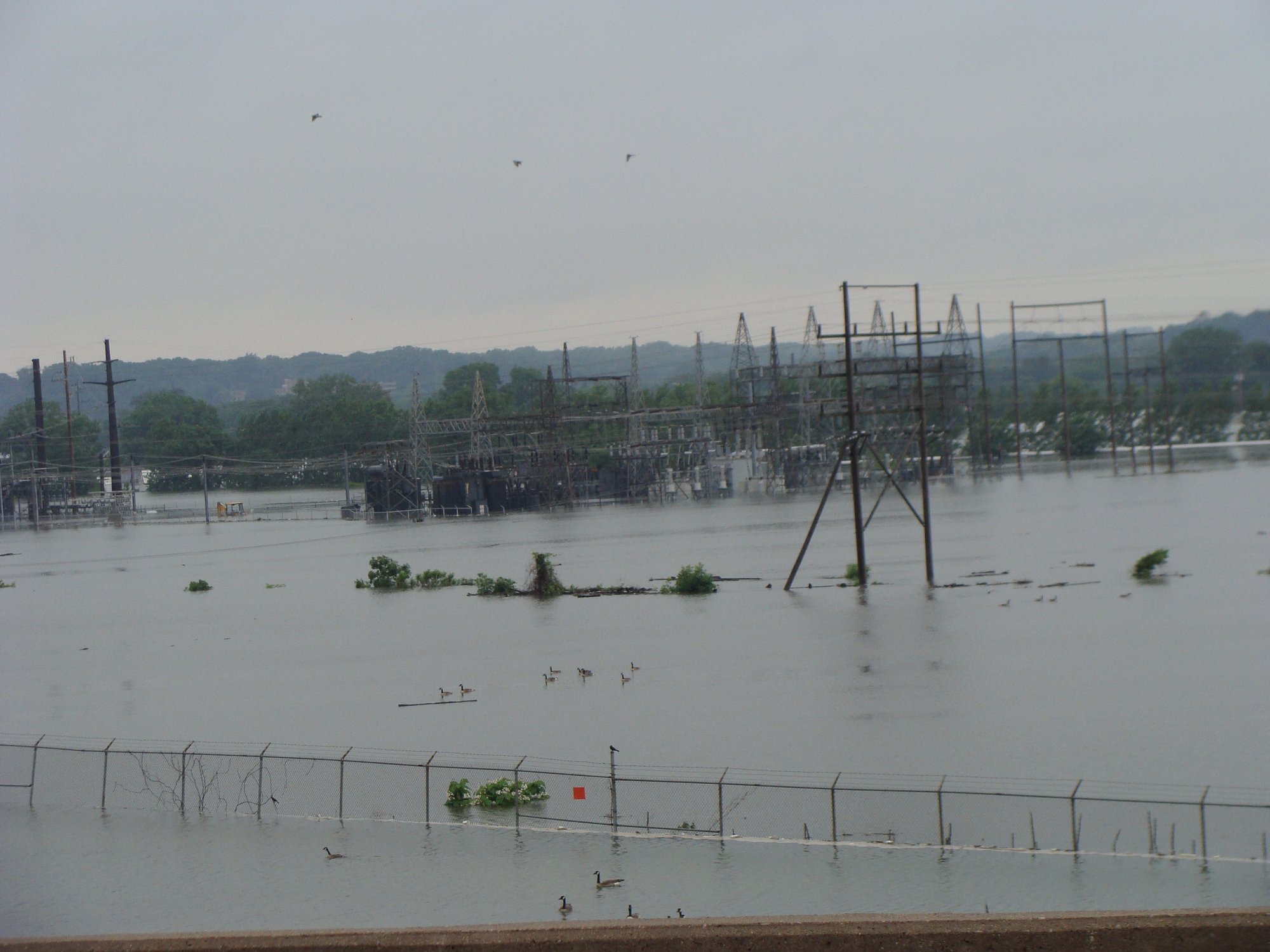 Überflutete Umspannstation mit Transformatoren im Hochwasser – Szenario für Hochwasserschutz kritischer Energieinfrastruktur
